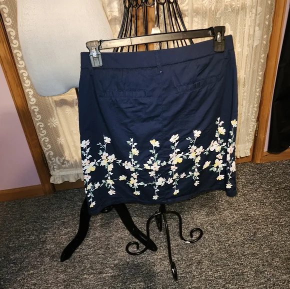 NWOT Croft and Barrow Flower Skirt - Picture 2 of 4